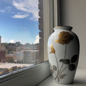 Okura Japan vase white with flower detail